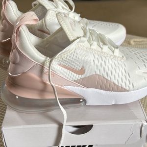 Woman’s 7.5 Nike Air Max 270 ESS